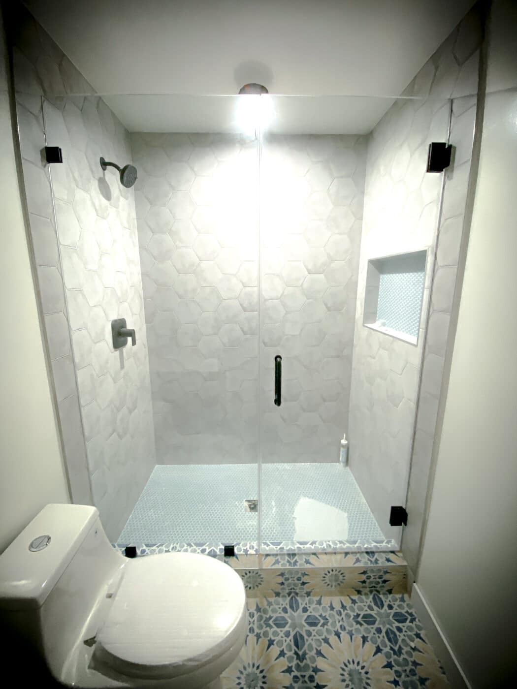 Hinged frameless shower door + fixed panel &mdash; matte black &mdash; santa anna